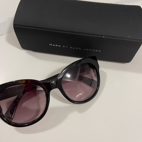 Marc Jacobs sunglasses 🕶 - Picture 3 of 13
